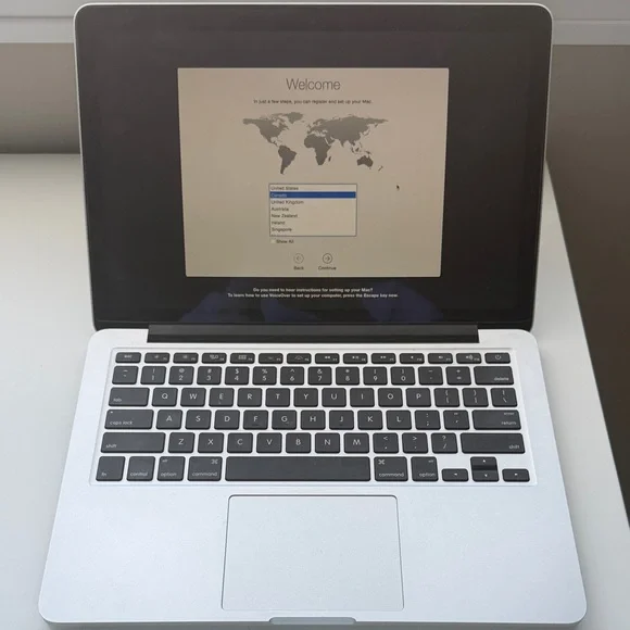 MacBook Pro Silver - Picture 2 of 7